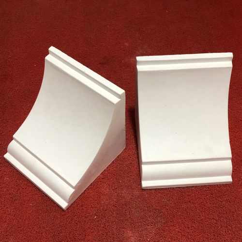 光面素纹石膏线条 弧形垭口与梁托工艺，开启客厅吊顶极简美学新章